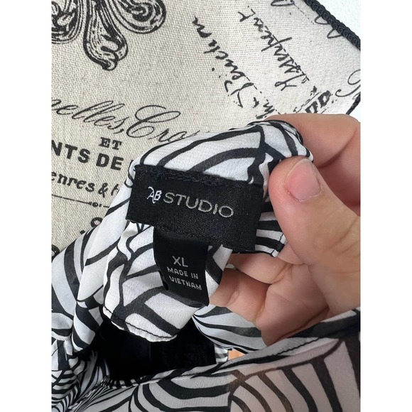 Ab Studios zebra floral print sleeveless blouse with back cutout - Picture 3 of 9